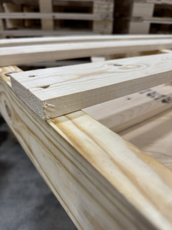 Stringer pallet 1x4 lumber